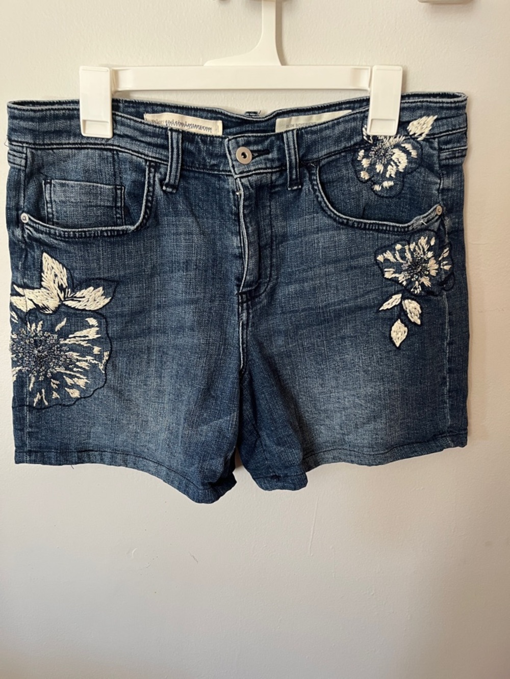 Anthropologie brand Pilcro Blue Denim Shorts with White Floral Embroidery size 3